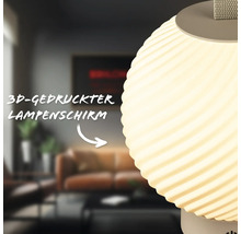 Nahaufnahme eines 3D-gedruckten Lampenschirms mit spiralförmiger Wellenstruktur in einem Wohnzimmer.