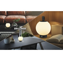 Briloner Logo und tragbare LED-Tischleuchte mit Spiralstruktur und Trageschlaufe auf Tischen im Wohnzimmer, Außenbereich und in einer Leseecke.