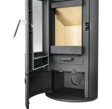 Innenansicht eines geöffneten Kaminofens mit Schamottesteinen, Aschefach und Luftreglern.