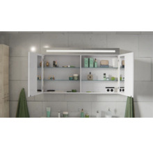 Weißer Badezimmerspiegelschrank mit integrierter LED-Beleuchtung, geöffneten Türen und Glasregalen, gefüllt mit verschiedenen Badutensilien.