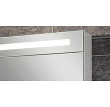 Vue détaillée d'une armoire de toilette avec éclairage LED intégré sur le dessus.