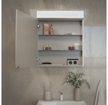 Armoire de toilette ouverte avec étagères en verre, éclairage intégré et prise intérieure, montée au-dessus d'un lavabo.