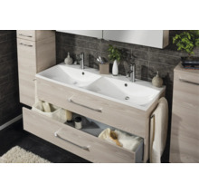 Double vasque avec meuble sous-vasque aspect bois, deux tiroirs et lavabo en céramique blanche devant un mur de carrelage sombre.