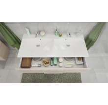 Vue de dessus d'un meuble double vasque avec un tiroir ouvert contenant divers articles de toilette et accessoires de salle de bain.