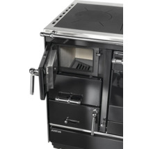 Cuisinière Justus avec porte du foyer ouverte et poignée en acier inoxydable, vue détaillée de la cuisinière à bois.