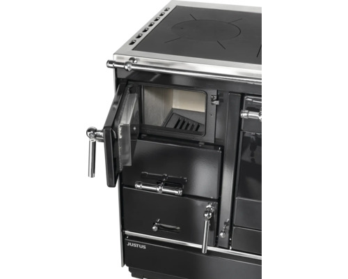 Cuisinière Justus avec porte du foyer ouverte et poignée en acier inoxydable, vue détaillée de la cuisinière à bois.