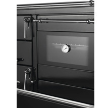 Vue détaillée d'une cuisinière à bois avec four et thermomètre intégré sur la façade.