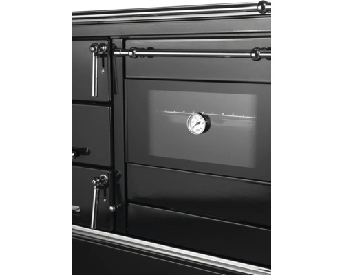 Vue détaillée d'une cuisinière à bois avec four et thermomètre intégré sur la façade.