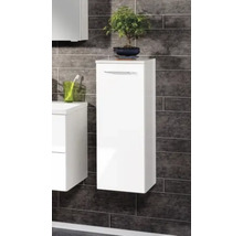 Wandhängender Badezimmer-Seitenschrank in Hochglanz-Weiß mit einem Metallgriff vor einer dunklen Fliesenwand.