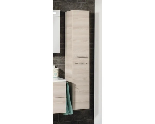 Armoire haute de salle de bain aspect bois avec deux portes et poignées métalliques montée sur un mur carrelé.