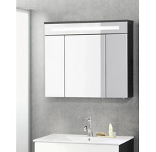Armoire de toilette à trois portes avec éclairage LED au-dessus d'un lavabo blanc avec robinetterie chromée dans une salle de bains moderne.