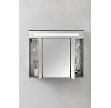 Armoire de toilette à trois portes avec éclairage LED intégré sur le dessus et étagères en verre à l'intérieur.