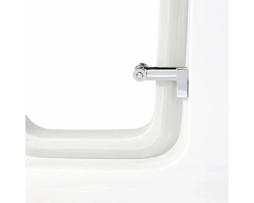 Charnière chromée sur une porte de baignoire ou une paroi de douche blanche.