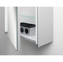 Armoire de toilette pour salle de bains avec porte ouverte, une étagère en verre et une double prise intégrée à l'intérieur.