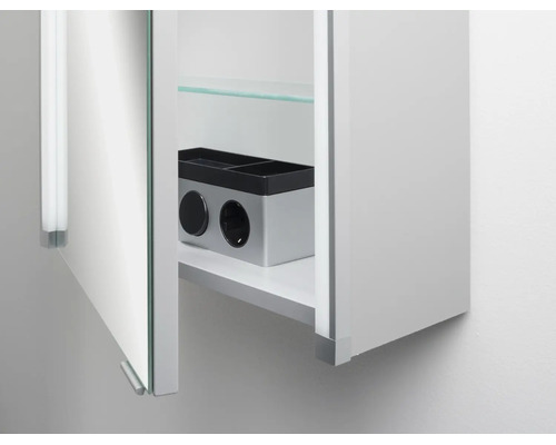 Armoire de toilette pour salle de bains avec porte ouverte, une étagère en verre et une double prise intégrée à l'intérieur.