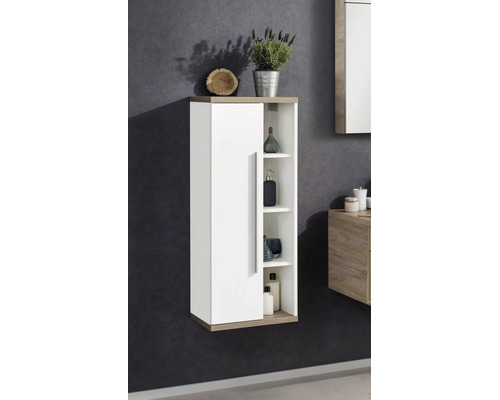 Armoire de toilette suspendue moderne avec porte blanche, longue poignée et quatre étagères latérales ouvertes, cadre aspect bois.