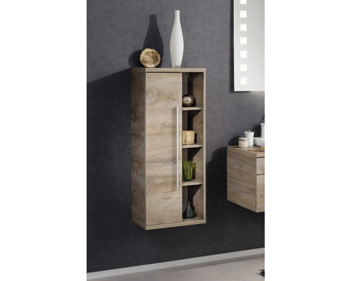 Badezimmer Hängeschrank in Holzoptik mit einer Tür und vier offenen Regalfächern.