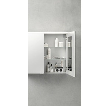 Armoire de toilette blanche ouverte avec trois étagères en verre et une prise de courant intégrée, organisée avec divers articles de toilette.