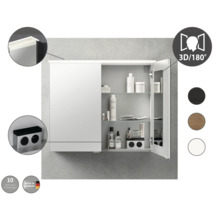 Armoire de toilette avec éclairage, prise intégrée et étagères en verre. Fabriqué en Allemagne. Une porte ouverte montre des articles de toilette.