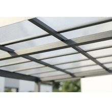Terrassenüberdachung mit Polycarbonatstegplatten und dunklem Metallrahmen in der Detailansicht.