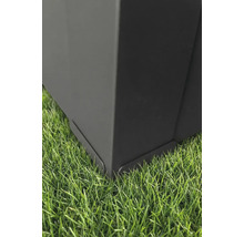 Vue détaillée de l'angle inférieur d'un produit de jardin en métal anthracite sur de la pelouse.