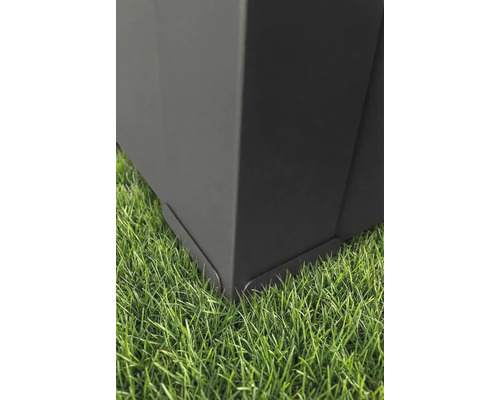 Vue détaillée de l'angle inférieur d'un produit de jardin en métal anthracite sur de la pelouse.
