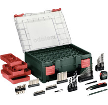 Set d'accessoires Metabo avec embouts, forets, mètre ruban, cutter et crayon dans un coffret en plastique avec couvercle transparent.