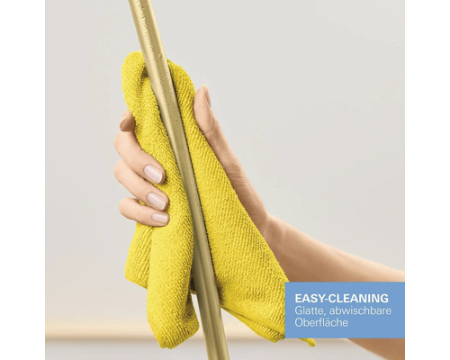 Une main nettoie une barre métallique lisse avec un chiffon jaune. Fonction Easy-Cleaning pour surfaces lavables.