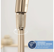 GROHE Brauseschlauch-Anschluss mit TwistStop-Funktion. Drehbarer Metallanschluss mit TwistStop-Symbol für verdrehsicheres Design. GROHE Logo.