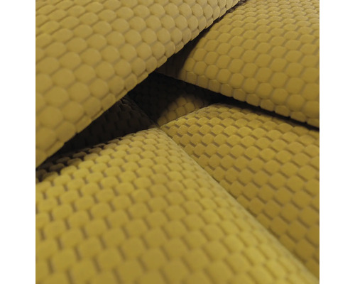 Detailaufnahme eines gelben Stoffes mit strukturierter Waffeloptik oder quadratischem Muster.