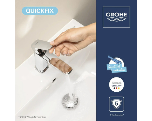 GROHE Logo. Robinet avec main sur le levier et eau qui coule. Comprend QuickFix, QuickTool, design d'Allemagne et 5 ans de garantie.