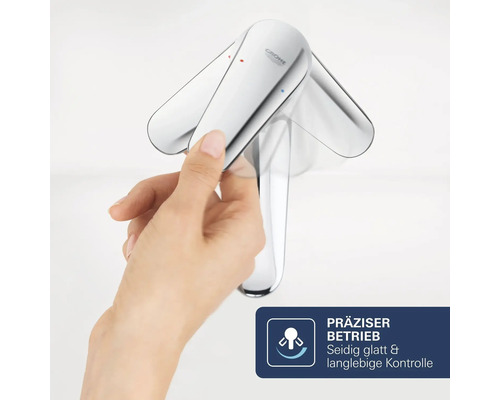 Main actionnant le levier d'un robinet Grohe pour illustrer un fonctionnement précis et un contrôle durable.