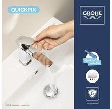 GROHE Logo. Robinet avec main sur le levier et eau qui coule. Comprend QuickFix, QuickTool, design d'Allemagne et 5 ans de garantie.