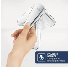 Main actionnant le levier d'un robinet Grohe pour illustrer un fonctionnement précis et un contrôle durable.