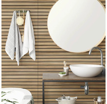 Revêtement mural aspect bois avec lattes horizontales dans une salle de bains moderne et lumineuse avec miroir rond et vasque blanche.