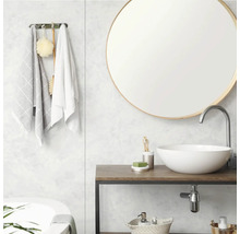Modernes Badezimmer mit rundem Spiegel, Aufsatzwaschbecken auf Holzkonsole, Handtuchhalter und Wandpaneelen.
