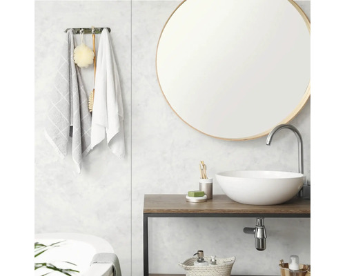 Modernes Badezimmer mit rundem Spiegel, Aufsatzwaschbecken auf Holzkonsole, Handtuchhalter und Wandpaneelen.