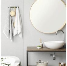 Salle de bains moderne avec panneaux muraux gris, miroir rond avec cadre en bois et vasque à poser sur un meuble en bois.