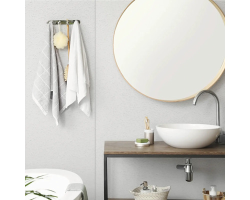 Salle de bains moderne avec panneaux muraux gris, miroir rond avec cadre en bois et vasque à poser sur un meuble en bois.