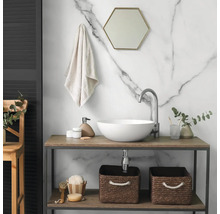 Modernes Badezimmer mit rundem Aufsatzwaschbecken, hohem Wasserhahn, Holzkonsole, hexagonalem Spiegel und Marmorwand.
