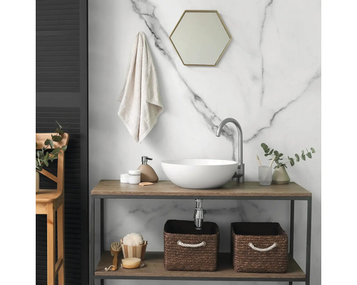 Modernes Badezimmer mit rundem Aufsatzwaschbecken, hohem Wasserhahn, Holzkonsole, hexagonalem Spiegel und Marmorwand.