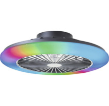 Ventilateur de plafond moderne avec anneau lumineux LED aux couleurs de l'arc-en-ciel et grille centrale devant les pales.