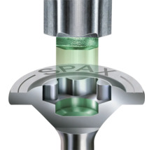 Gros plan d une tête de vis SPAX avec un embout adapté illustrant la transmission de force et la précision de l ajustement.