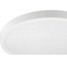 Gros plan d'un plafonnier LED rond avec effet ciel étoilé et bordure en plastique blanc.