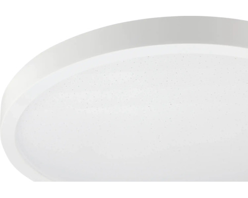 Gros plan d'un plafonnier LED rond avec effet ciel étoilé et bordure en plastique blanc.