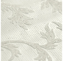 Papier peint texturé avec motif de feuilles damassées en relief et paillettes argentées sur fond tissé.