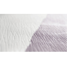 Gros plan d'un papier peint structuré avec un motif linéaire et une surface gaufrée.