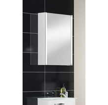 Armoire de toilette moderne avec éclairage LED vertical au-dessus d'un lavabo sur un mur carrelé.