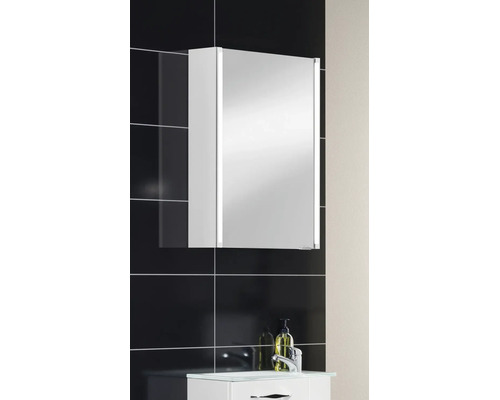 Armoire de toilette moderne avec éclairage LED vertical au-dessus d'un lavabo sur un mur carrelé.