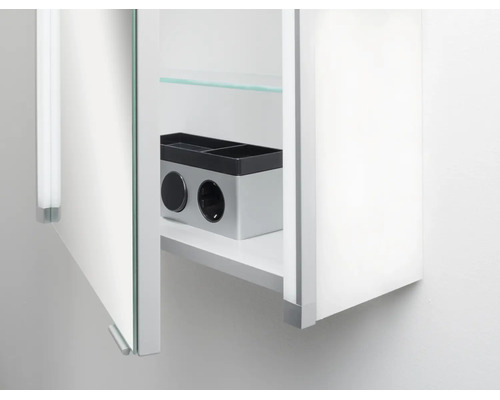 Vue intérieure d'une armoire de toilette avec prise de courant intégrée, interrupteur et étagère en verre.
